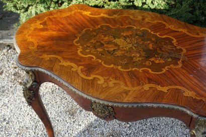 Table de salon en placage et maqueterie....