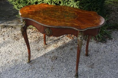 Table de salon en placage et maqueterie....