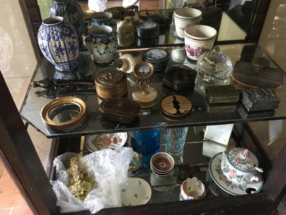 Lots d'objets divers (vitrine). 