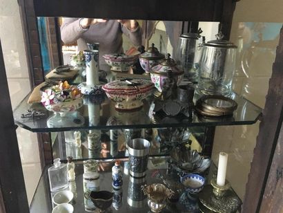 Lots d'objets divers (vitrine). 