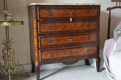 Commode en placage. Style Transition, XIXème...