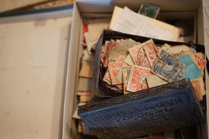 Boîte de timbres divers.									