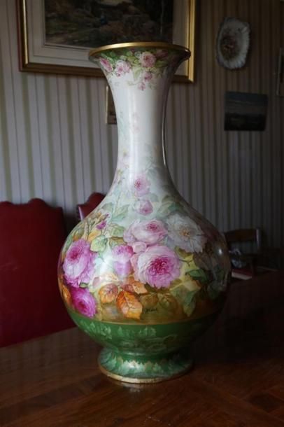 Limoges. Vase à décor de fleurs, signé Benoit...