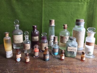 Ensemble de divers flacons de chimie anciens,...