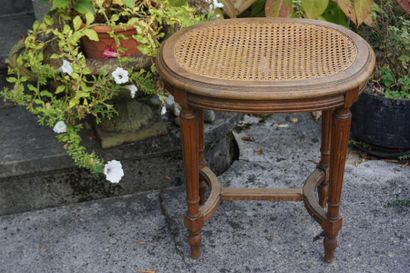 Tabouret canné. Style Louis XVI.								