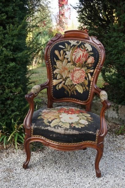 Partie de salon comprenant une paire de fauteuils...