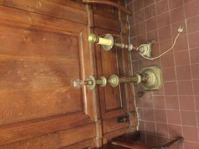 Deux grands bougeoirs montés en lampe.