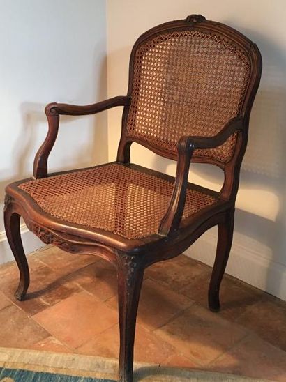 Fauteuil d'époque Louis XV à dossier plat...