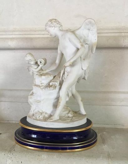 SEVRES - Biscuit sur socle (accidents).