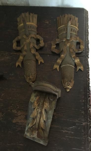 Petite console et deux appliques en forme...