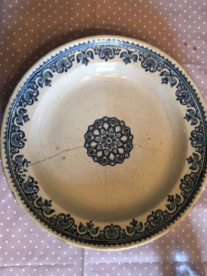 Plat en faïence, XVIIIe siècle