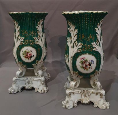 Paire de vases en porcelaine de Paris à fond...