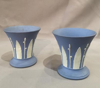 Paire de vases cornet en porcelaine de Wedgwood,...