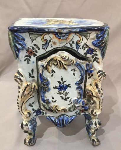 Petite commode en faïence, style Louis XV,...