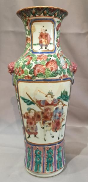 Chine - Vase en porcelaine à décor de scènes...