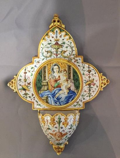 Bénitier en faïence à décor polychrome dans...