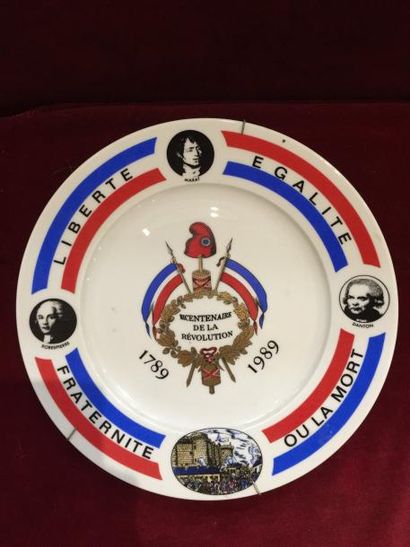 Suite de six assiettes en porcelaine commémoratives...