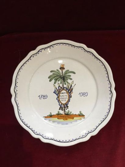 Suite de six assiettes en porcelaine commémoratives...