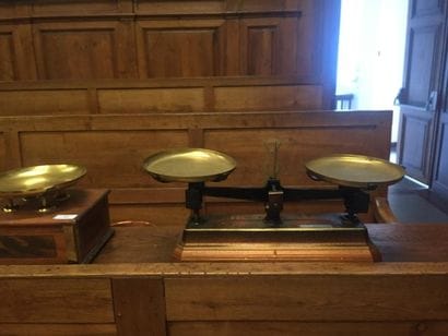 Deux balances de Roberval