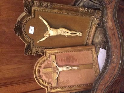 Deux crucifix 