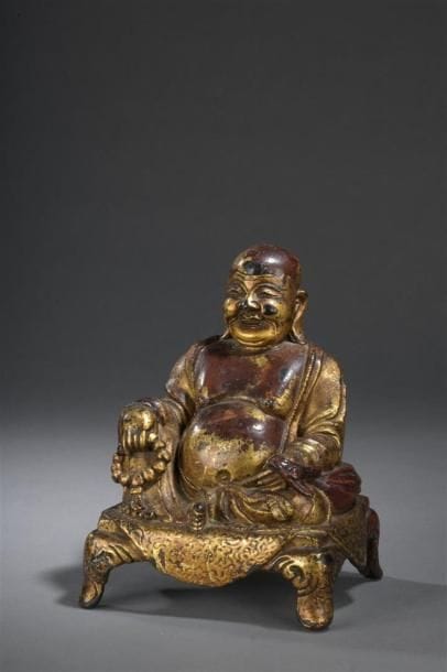 Statuette de Budai en bronze laqué rouge...