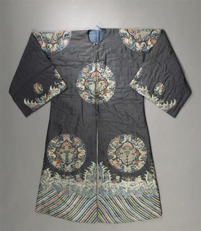 MANTEAU EN SOIE BLEUE 
Chine, circa 1900
Brodée...