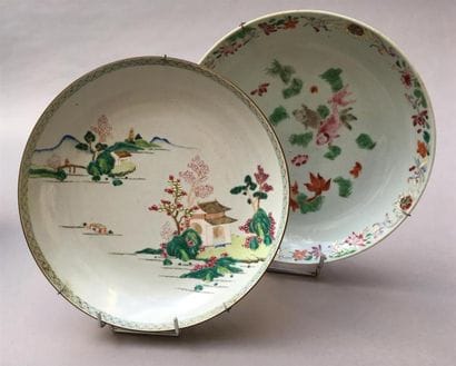 Deux plats creux en porcelaine famille rose
Chine,...