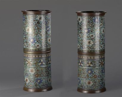 Paire de grand vases cylindriques en bronze...