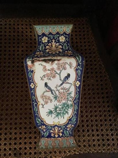 Vase en cuivre et émaux de Canton
Chine,...