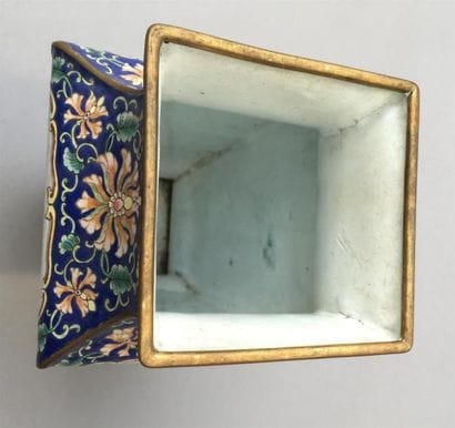 Vase en cuivre et émaux de Canton
Chine,...