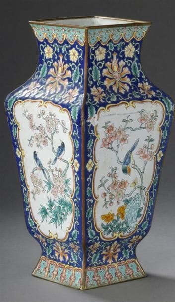 Vase en cuivre et émaux de Canton
Chine,...