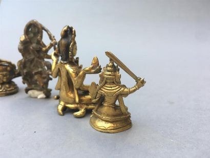 CINQ STATUETTES en bronze doré
Tibet, XVIIIe...