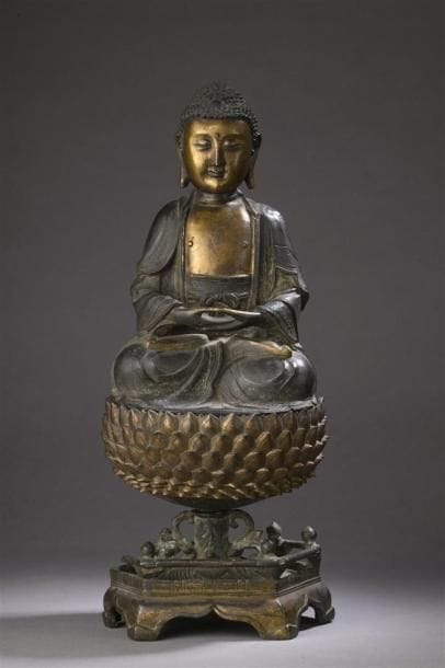 STATUE DE BOUDDHA assis sur un lotus en bronze...