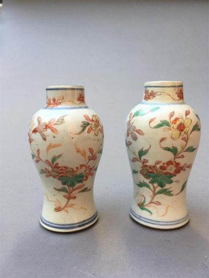 PAIRE DE PETITS VASES balustre en porcelaine...