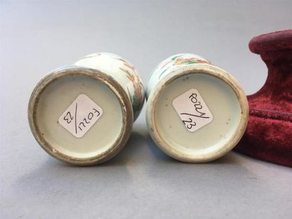 PAIRE DE PETITS VASES balustre en porcelaine...