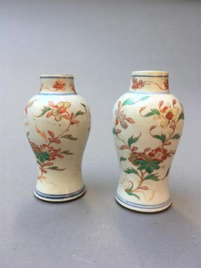 PAIRE DE PETITS VASES balustre en porcelaine...