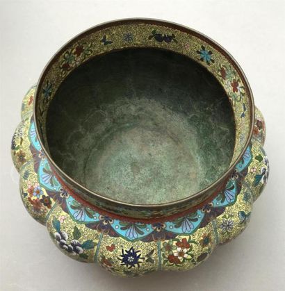 Cache pot en cuivre et émaux cloisonnés
Japon,...