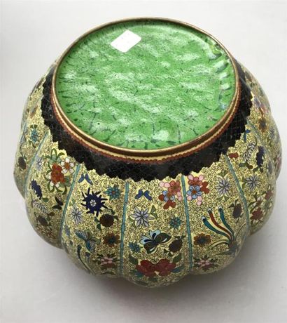 Cache pot en cuivre et émaux cloisonnés
Japon,...