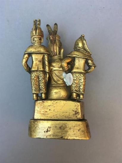 STATUETTE DE DIGNITAIRE et gardiens en bronze...