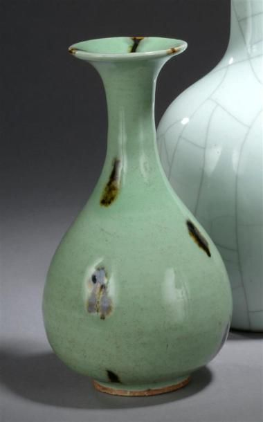 VASE YUHUCHUNPING EN GRÈS à glaçure céladon...