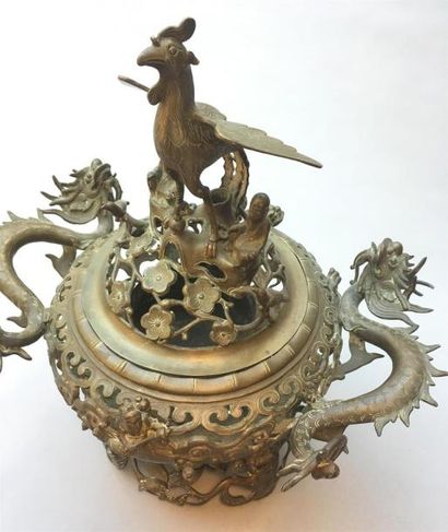 Grand brûle parfum tripode couvert en bronze...