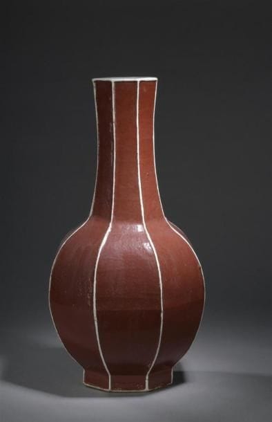 GRAND VASE octogonal en porcelaine monochrome...