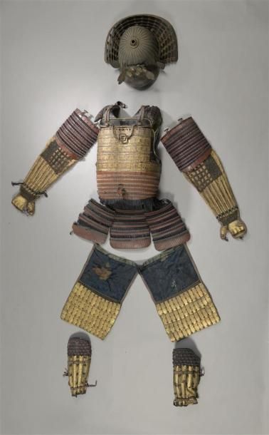 Trois parties d'armures de samouraï composites...