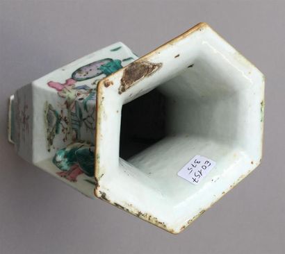 Vase en porcelaine polychrome
Chine
De forme...