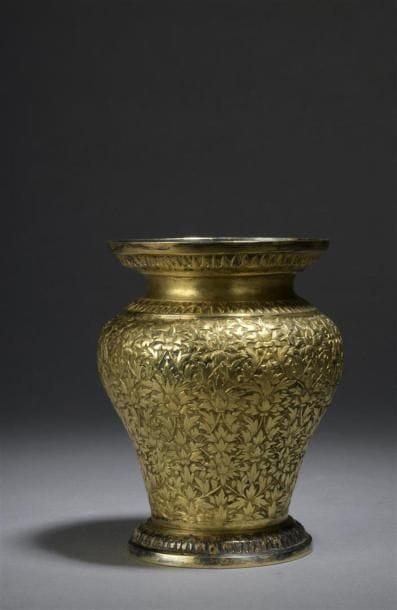 PETIT VASE EN ARGENT DORE
Chine, XIXe siècle
Balustre,...