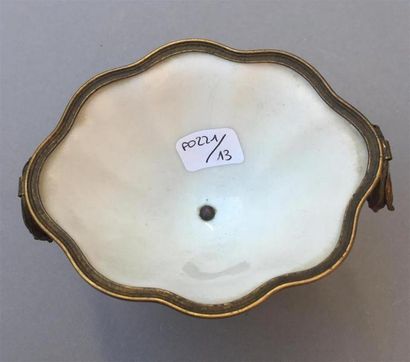 UNE COUPE libatoire en porcelaine blanc de...