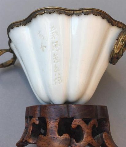 UNE COUPE libatoire en porcelaine blanc de...