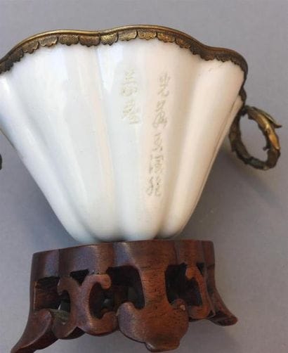 UNE COUPE libatoire en porcelaine blanc de...