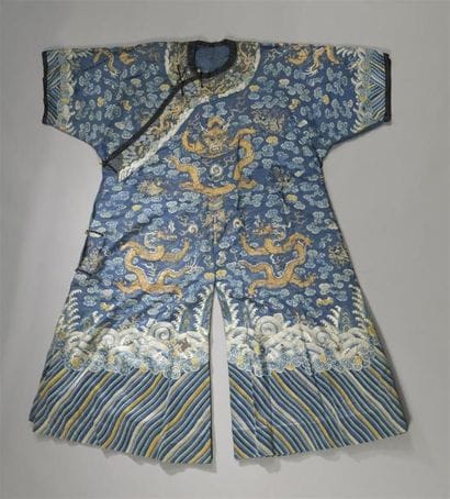ROBE EN SOIE BLEUE 
Chine, XXe siècle
Brodée...