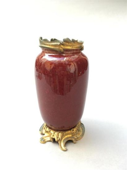 PETIT VASE en porcelaine rouge sang de boeuf...